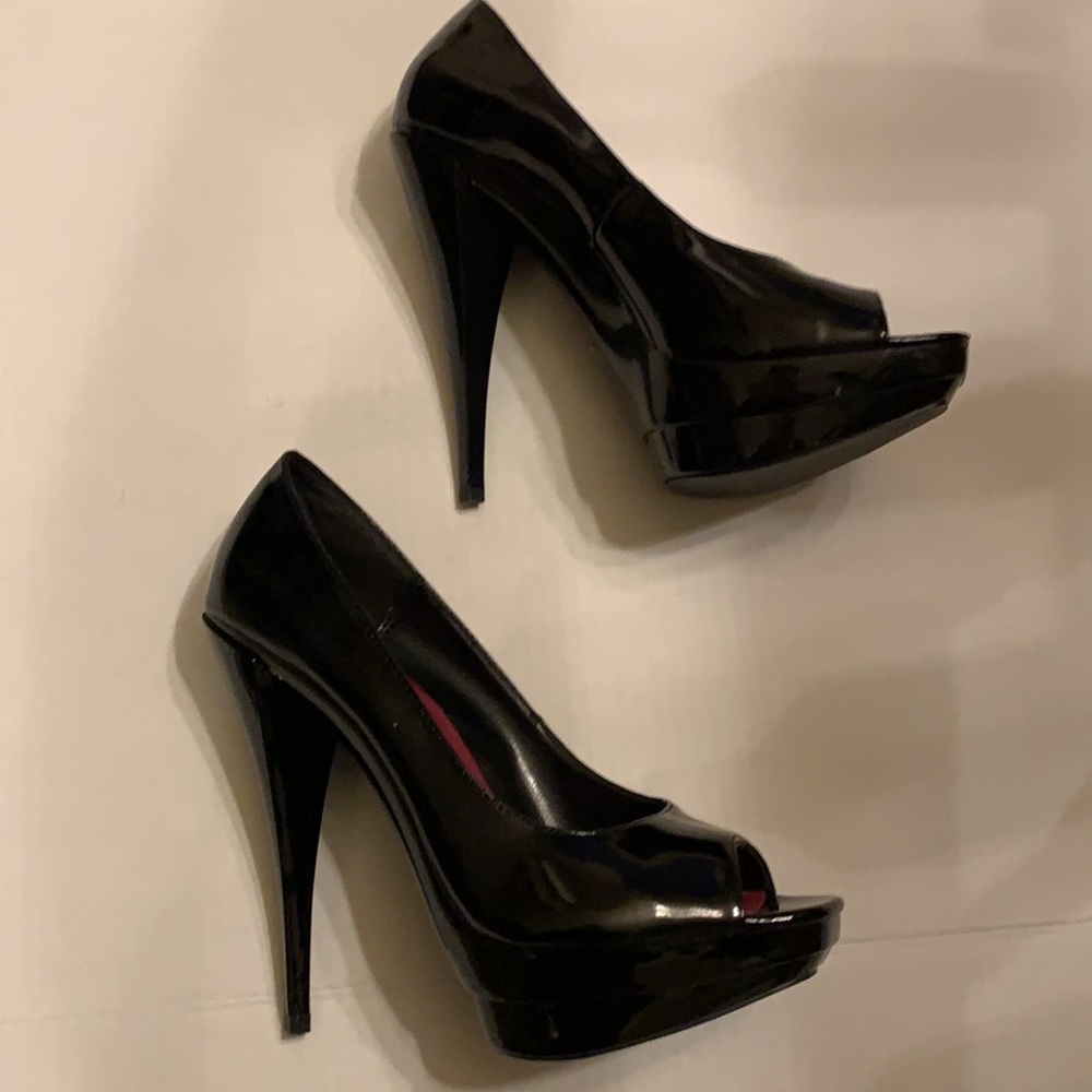 Black platform patent leather heels. (6 1/2)
